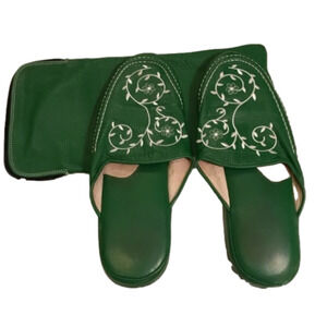 Vintage slippers sliders with leather carrying case. Kelly green. Size L (US 8).